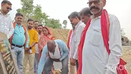 रमकंडा: रमकंडा प्रखंड के मंगराही गांव में जगती नाला पर चेकडैम निर्माण कार्य का शिलान्यास