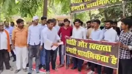 मिल्कीपुर: तरौली में सेवरा भिटारा संपर्क मार्ग के बगल पशु वध के विरोध में स्थानीय लोगों ने धरना प्रदर्शन किया