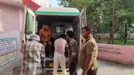 कोरांव: खजुरी खुर्द में अनियंत्रित बाइक सवार ने पैदल जा रहे व्यक्ति को मारी टक्कर, गंभीर रूप से घायल, जिला अस्पताल किया गया रेफर