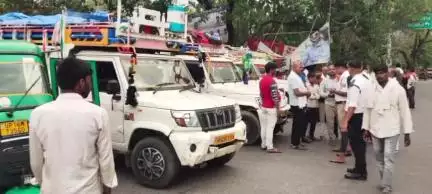 कर्वी: यातायात पुलिस ने 23 माल वाहक वाहनों में सवारी बैठाकर तीर्थयात्रा कराने वालों के खिलाफ की प्रवर्तन कार्रवाई