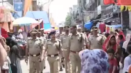 नवाबगंज: कोतवाली नगर थाना क्षेत्र के विभिन्न स्थानों पर पुलिस अधीक्षक ने ईद-उल-अजहा के मौके पर पुलिस बल के साथ किया पैदल गश्त