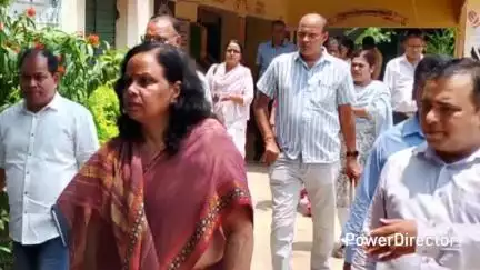 सारवां: झारखंड बाल संरक्षण आयोग के अधिकारियों ने सारवां में आंगनबाड़ी केंद्र और कस्तूरबा गांधी विद्यालय का निरीक्षण किया
