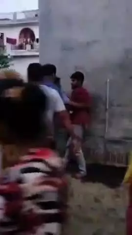 मारपीट का एक वीडियो सोशल मीडिया पर हुआ वायरल, क्षेत्र के ग्राम नहचौली का बताया जा रहा है, पुलिस जांच में जुटी