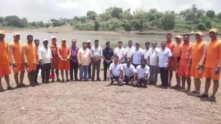 कराड: आपत्कालीन परिस्थितीला सामोरे जाण्यासाठी कराडच्या प्रीतिसंगमावर एनडीआरएफचे मॉकड्रिल; प्रशासनाचे महत्त्वपूर्ण पाऊल