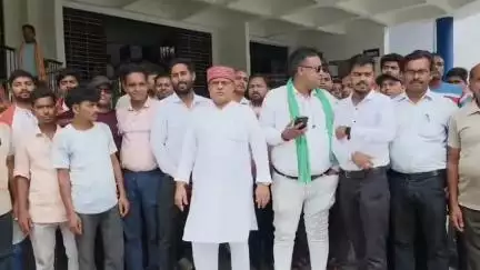 कोडरमा:- उपाप्युक्त महोदय से वार्ता के बाद पत्रकारों का सवालों का जवाब देतें झामुमों जिला अध्यक्ष बिरेंदर पाण्डेय एवं नगर अध्यक्ष दीपक विश्वकर्मा।
