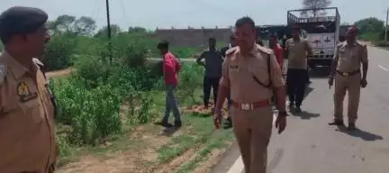 कर्वी: ASP ने कर्वी के कुचारम मोड़ पर बिसंडा रोड पर हुई सड़क दुर्घटना का निरीक्षण किया, घायलों को सीएचसी में भर्ती कराया