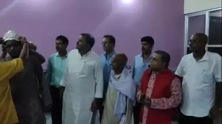मोतिहारी: सिकटिया के प्रखर ने जेईई एडवांस परीक्षा में सफलता हासिल की, मुखिया ने चांदी का मुकुट देकर किया सम्मानित