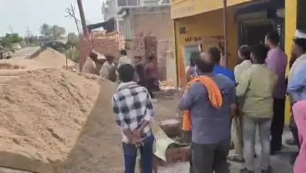 उरई: जालौन चौराहे पर जमुना पैलेस के पास दो पक्षों के बीच लाठी-डंडे चले, वीडियो सोशल मीडिया पर हुआ वायरल