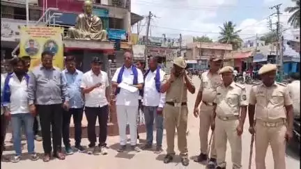 ಶೋರಾಪುರ: ಪ್ರಧಾನ ಮಂತ್ರಿ ಆವಾಸ್ ಯೋಜನೆ ಮನೆಗಳಿಗೆ ಆನ್ಲೈನ್ ಅರ್ಜಿ ಹಾಕಲು ಭ್ರಷ್ಟಾಚಾರ ಆರೋಪ, ನಗರದಲ್ಲಿ ಪ್ರತಿಭಟನೆ #localissue