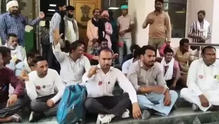 ਫਾਜ਼ਿਲਕਾ: ਮਨਰੇਗਾ ਕੰਮ ਦੀ ਮੰਗ ਨੂੰ ਲੈ ਕੇ ਮਨਰੇਗਾ ਮਜ਼ਦੂਰਾਂ ਨੇ ਡੀਸੀ ਦਫਤਰ ਵਿਖੇ ਲਾਇਆ ਧਰਨਾ, ਕੀਤਾ ਪ੍ਰਦਰਸ਼ਨ