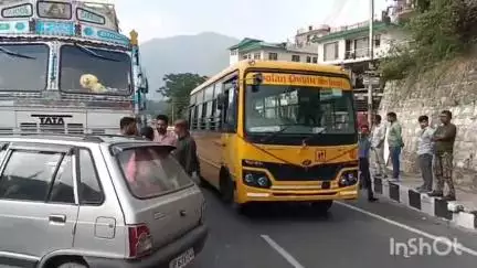 सोलन: NH-5 पर शहर के बाईपास पर ट्रक ने आगे चल रही गाड़ी को मारी टक्कर, गाड़ी को हुआ नुकसान, पुलिस कर रही जांच