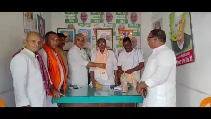 मछुआरा  आयोग का उपाध्यक्ष बनने पर  बक्सर जिला कार्यालय  आगमन पर  पूर्व मंत्री सह प्रदेश उपाध्यक्ष श्री अजित चौधरी का स्वागत करते जिलाध्यक्ष अशोक सिंह एवं कार्यालय प्रभारी राजेश  कुशवाहा एवं  रवि राज 🙏🙏💐💐