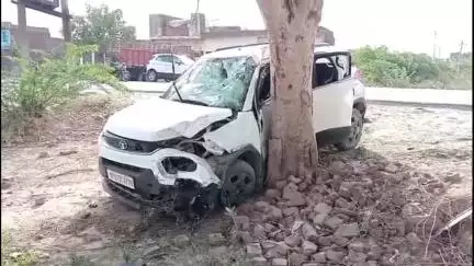 इटावा: बढ़पुरा इलाके के नगला गौर में बाइक और कार की टक्कर में 4 लोग घायल, सभी घायलों को अस्पताल भेजा गया, पुलिस जांच में जुटी