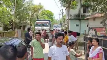 ময়নাগুড়ি: গ্রামীণ রাস্তায় চলছে ডাম্পার, ডাম্পার আটকে বিক্ষোভ দেখালেন গ্রামবাসীরা উত্তর মাধবডাঙ্গা এলাকায় #Jansamasya