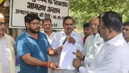 मऊ: जिला कलेक्ट्रेट में पूर्व प्रधान मुकेश राय का आमरण अनशन समाप्त, सिटी मजिस्ट्रेट के आश्वासन के बाद लिया फैसला