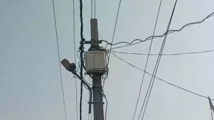 खलीलाबाद: शहर के घोरखल मोहल्ले में आघोषित बिजली कटौती से परेशान मोहल्ले वासी,उमस भरी गर्मी में जीना हुआ  दूभर #jansamasya