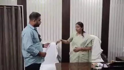 बेतिया: नगर निगम सभागार में उत्तरवारी पोखरा बिस्कोमान भवन सड़क व नाला निर्माण का कार्यादेश सौंपा गया