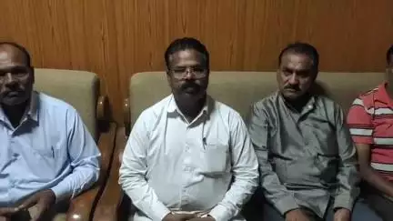 विदिशा। विश्रामगृह में सागर की सांसद बहन लता वानखेड़े जी को वाल्मीकि समाज द्वारा आरक्षण में वर्गीकरण सुप्रीम कोर्ट के निर्देश के पालन हेतु ज्ञापन सौंपने से पहले चर्चा की ।