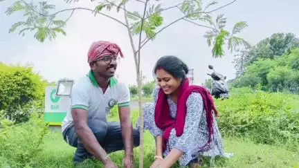 বেলডাঙা ১: একমাস ব্যাপী বৃক্ষ রোপন কর্মসূচির দ্বিতীয় দিনে বেলডাঙ্গার সারগাছি এলাকায় বৃক্ষরোপণে গ্রীন ইউনিভার সংগঠনের সদস্যরা