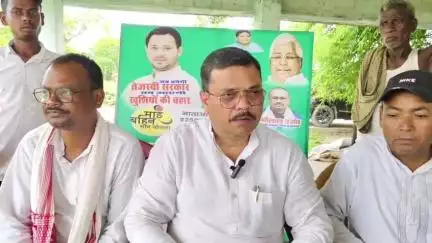 हसनगंज: महनौर ऋषि टोला में राजद नेताओं ने तेजस्वी यादव के बिहार विकास कार्यों पर की चर्चा