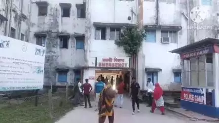 মাথাভাঙা ১: অটো ও বাইকের সংঘর্ষের ঘটনায় বাইক চালককে মৃত বলে ঘোষণা করেন মাথাভাঙ্গা হাসপাতালে চিকিৎসক