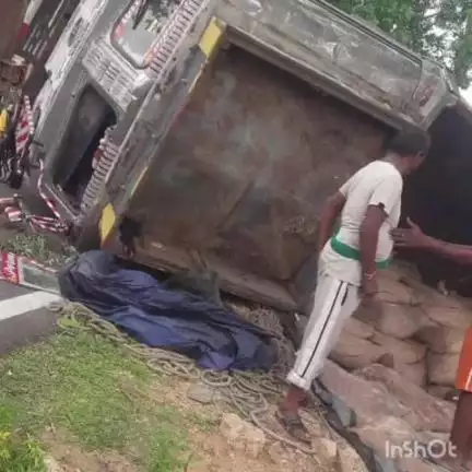 सतगावां: सतगावां में चावल से लदा ट्रक पलटा, ड्राइवर जख्मी, कोडरमा भेजा गया