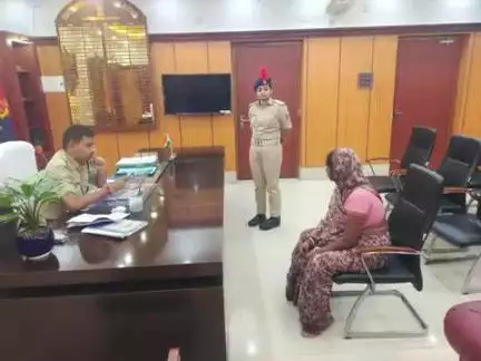 आज दिनांक-06.06.25 को पुलिस अधीक्षक, कटिहार के द्वारा अपने कार्यालय कक्ष में जन सुनवाई करते हुए I