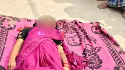 मोतिहारी: जिले के पहाड़पुर थाना क्षेत्र के सिसवा नुनियावा टोला गांव में एक महिला की संदिग्ध परिस्थिति में फंदे से लटकर मौत हो गई