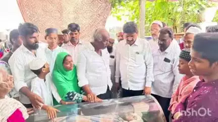 కొత్తగూడెం: రోడ్డు ప్రమాదంలో మృతి చెందిన ఖిద్మతేఇన్సానియల్ ట్రస్ట్ సభ్యులు ఇబ్రహీం మృతదేహాన్ని సందర్శించి నివాళులర్పించిన ఎమ్మెల్యే