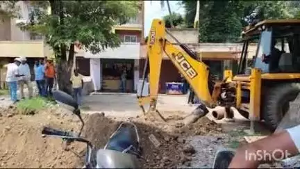 घाटशिला: हनुमान मंदिर दहीगोड़ा के पास रेलवे ने बिल्डर द्वारा अवैध रूप से बनाए गए ड्रेनेज सिस्टम को किया ध्वस्त