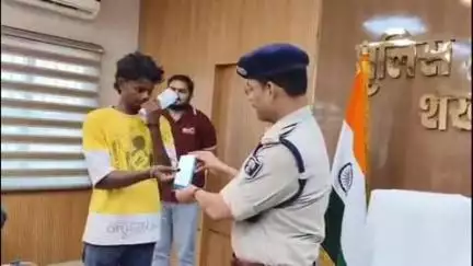 शेखपुरा: जिले में ऑपरेशन मुस्कान के तहत 17 मोबाइल बरामद, एसपी ने धारकों को लौटाए
