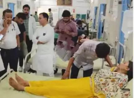 कांग्रेस की महिला नेता से अभद्रता करने पर डॉक्टर एपीओ बुसी गांव में सरकारी अस्पताल में इलाज के लिए आई थी महिला