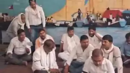 हंडिया: IGRS निस्तारण में लापरवाही के मामले में 16 लेखपालों को निलंबित किया गया, तहसील परिसर में हुआ प्रदर्शन