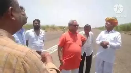 जालौर: जालौर में शुक्रवार को दोपहर 2:00 बजे के करीब मुख्य सचेतक ने नून हवाई पट्टी का अवलोकन किया