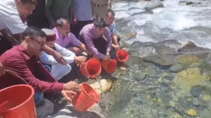 जोशियाड़ा: विधायक गंगोत्री ने रवाडा में महाशीर ट्राउट मत्स्य बीज संचय कार्यक्रम में किया प्रतिभाग