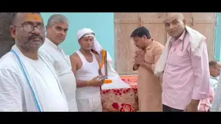 बक्सर नगर के नई बाजार में विनोद गुप्ता जी के श्राद्ध कर्म में पुष्पांजलि अर्पित करते हुए.