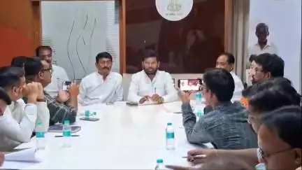 यवतमाळ: शासकीय विश्रामगृह येथे आयोजित पत्रकार परिषदेत अनुसूचित जमाती आयोगाची स्थापना केल्याबद्दल आमदार राजू तोडसाम यांची माहिती