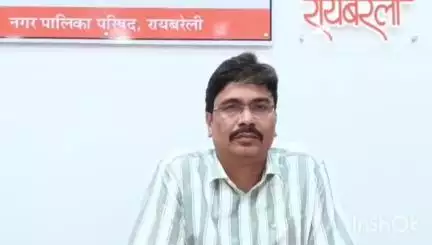नगर पालिका ऑफिस में अधिशासी अधिकारी स्वर्ण सिंह ने बारिश से पहले वार्डों की साफ-सफाई कराने को लेकर दिया बयान