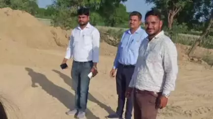 फतेहाबाद: शमशाबाद के ग्राम कुतुकपुर रोहई में अवैध मिट्टी खनन में प्रयुक्त डंपर को तहसील प्रशासन ने पकड़ा, पुलिस को सौंपा