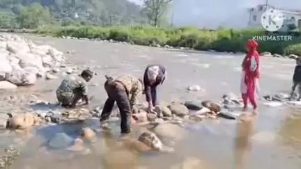 चौखुटिया: रामगंगा नदी का जलस्तर बढ़ने से चौखुटिया के पैदल पुलिया के दोनों छोरों में भरा पानी, प्रशासन द्वारा कराया जा रहा सुधार