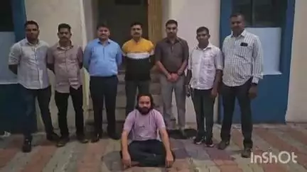 વ્યારા: તાપી એલસીબી પોલીસે પાનિયારી રોડ નજીકથી પાંચ વર્ષથી દારૂના ગુનામાં વોન્ટેડ આરોપીને ઝડપી લીધો.