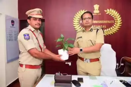 వరంగల్ పోలీస్ కమిషనర్ను మర్యాదపూర్వం కలిసిన రాయపర్తి పోలీస్ స్టేషన్ నూతన ఎస్సై రాజేందర్
