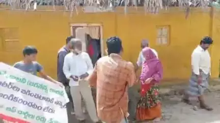 గుడివాడలో స్మార్ట్ మీటర్లను నేలకేసి కొట్టిన స్థానికులు, భయబ్రాంతులకు గురైన సిబ్బంది #localissue