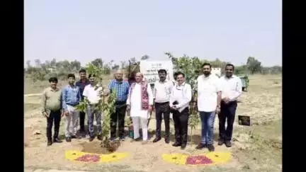 દાહોદ: વિશ્વકર્મા માધ્યમિક શાળા નગરાળા ખાતે.એક પેડ મા કે નામ અભિયાન” અંતર્ગત  કરાયું વૃક્ષારોપણ