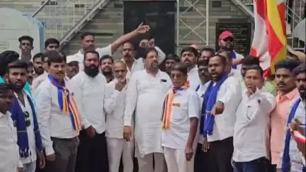 सातारा: विविध मागण्यांसाठी भिमाई ते चैत्यभूमी लॉंग मार्च डॉ. बाबासाहेब आंबेडकर पुतळा परिसरातून रवाना
