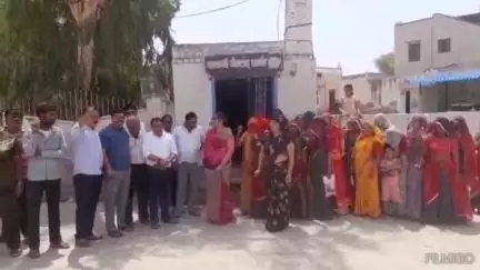 सुजानगढ़: गांव गोपालपुरा में घर-घर टूंटी लगाने की जन जागृति के लिए भजन द्वारा ग्रामीणों को समझाया गया