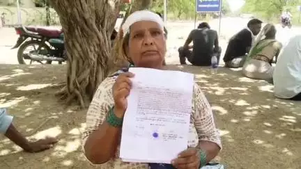 महोबा: फतेहपुर बजरिया में बेटे की प्रताड़ना से परेशान बुजुर्ग मां ने एसपी कार्यालय में न्याय की गुहार लगाई