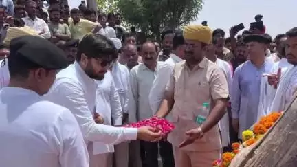 नागौर: नागौर के दौरे पर चल रहे क्षत्रिय करणी सेवा के राज शेखावत ने चिकित्सा मंत्री की पत्नी के निधन पर श्रद्धांजलि अर्पित की