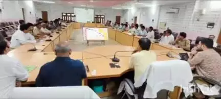 बलिया: जिलाधिकारी मंगला प्रसाद सिंह ने कलेक्ट्रेट सभागार में बाढ़ पूर्व की तैयारियों के संबंध में बैठक की