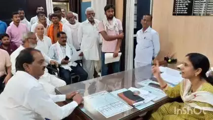 भोगांव: अरम सराय में बनाई गई सीसी रोड को अराजक तत्वों ने तोड़ा, पूर्व मंत्री व सपा जिला अध्यक्ष ने एसडीएम से की शिकायत